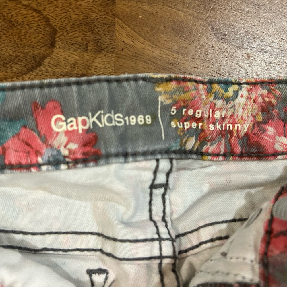GAP Girl's Grey & Pink Floral Print Skinny Jeans. Size 5 - Picture 5 of 7